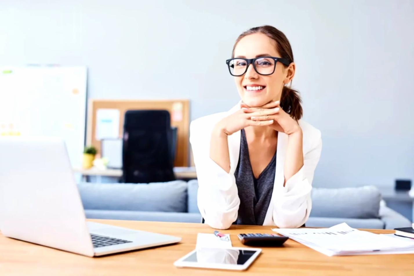 Étudiants travaillant ensemble sur un projet d'écologie industrielle